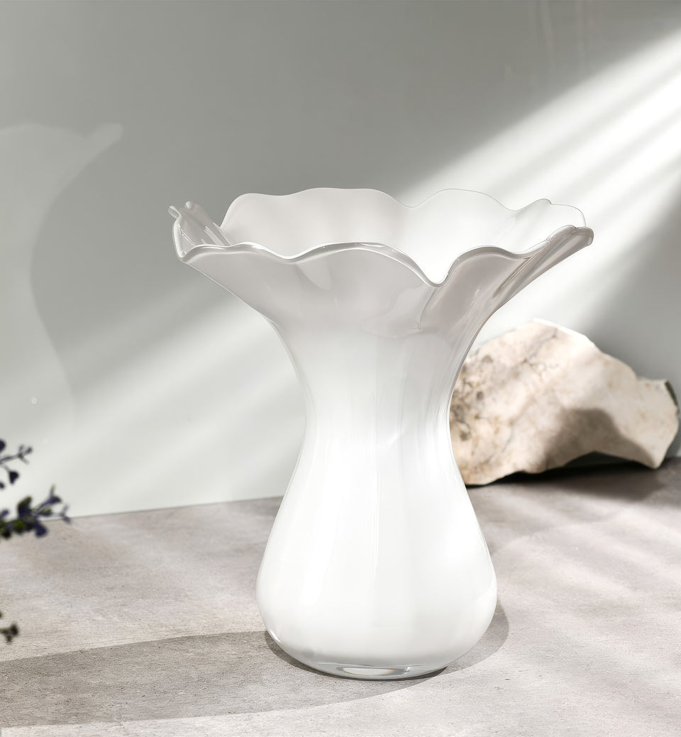 Biały wazon z falbaną 28 cm