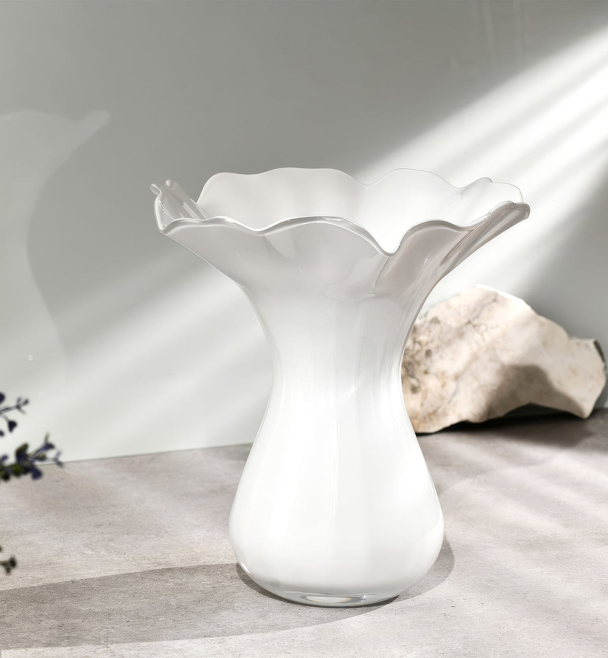 Weiße Vase mit Rüsche 28 cm