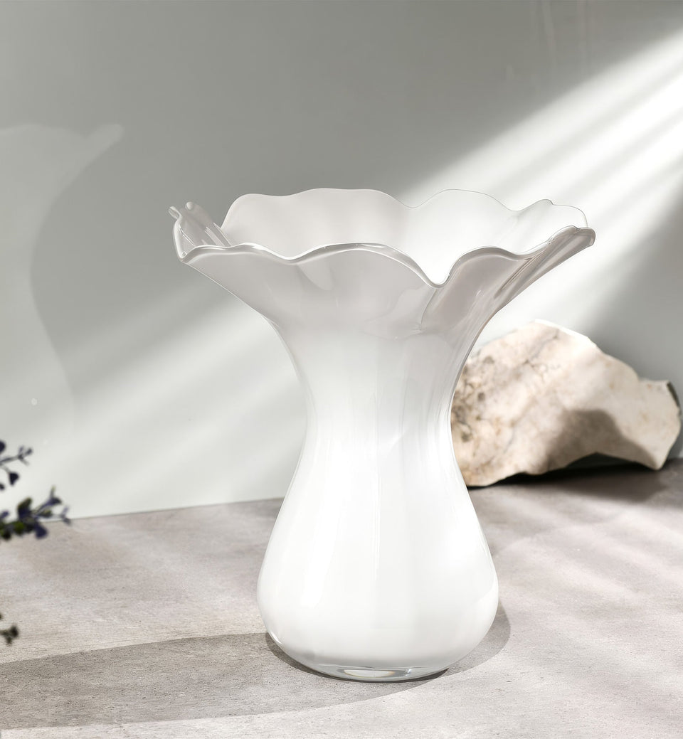 Biały wazon z falbaną 28 cm